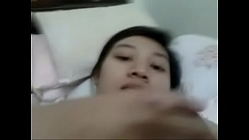 Две медсестрички мастурбируют очень больного в клинике